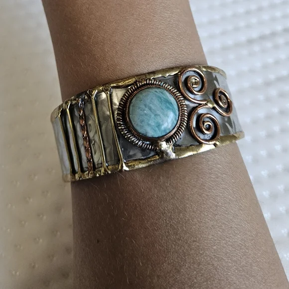 Turquoise and hammered brass bracelet clasp - Picture 6 of 7